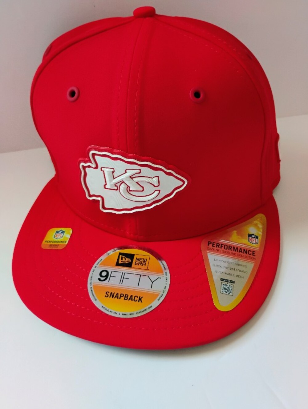Brand new. New Era 9FIFTY Kansas City Chiefs Red Snapback Hat NFL One Size